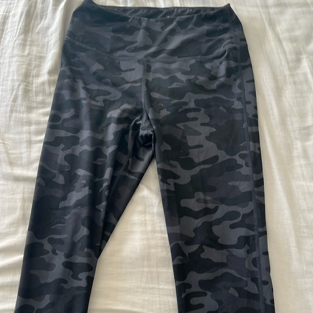 Women’s Medium Leggings: Black Camo